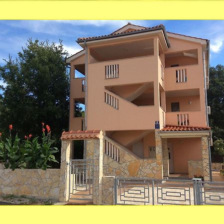 Apartments Coral, Klimno, Island Krk Buitenkant foto