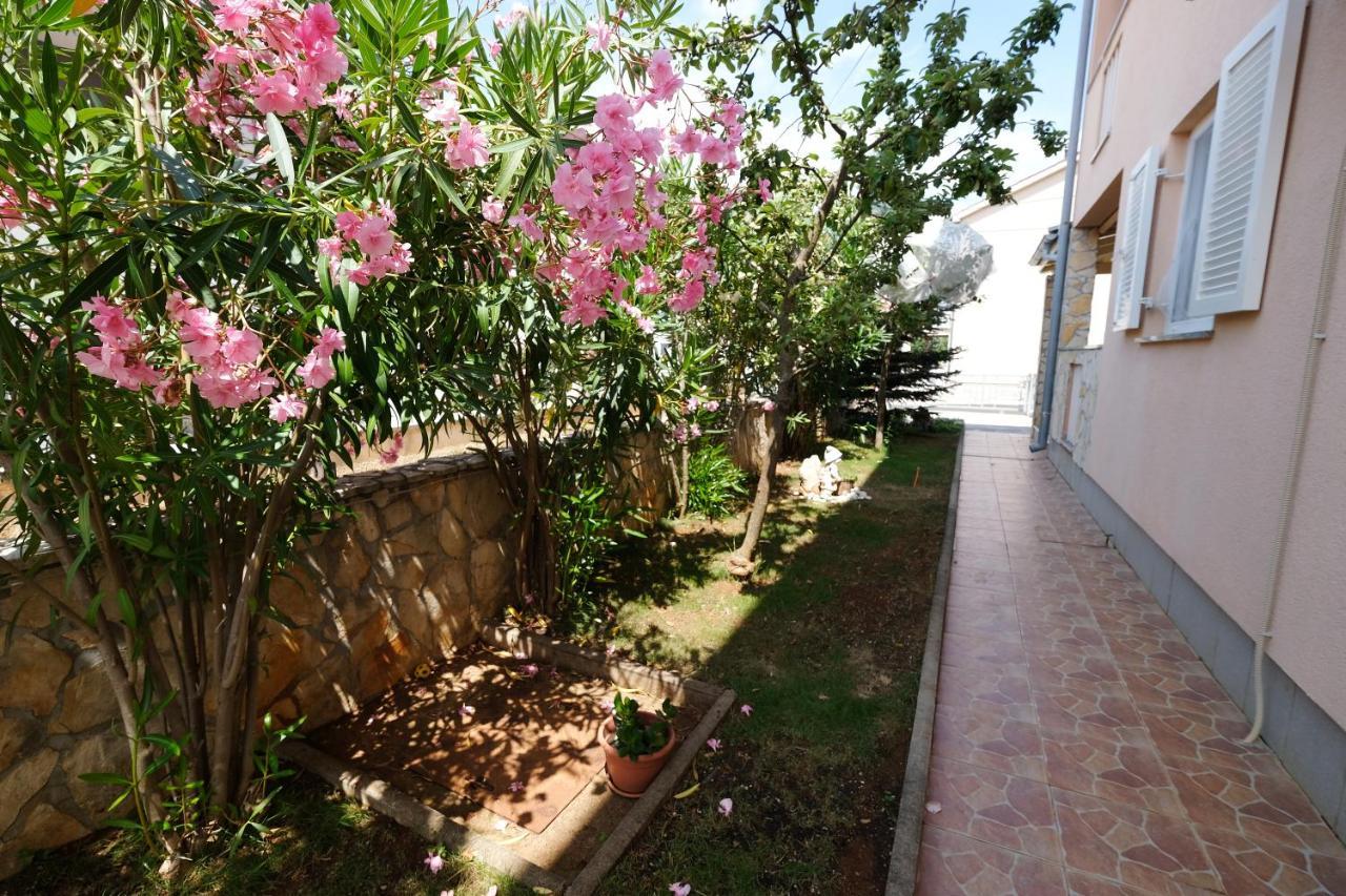 Apartments Coral, Klimno, Island Krk Buitenkant foto