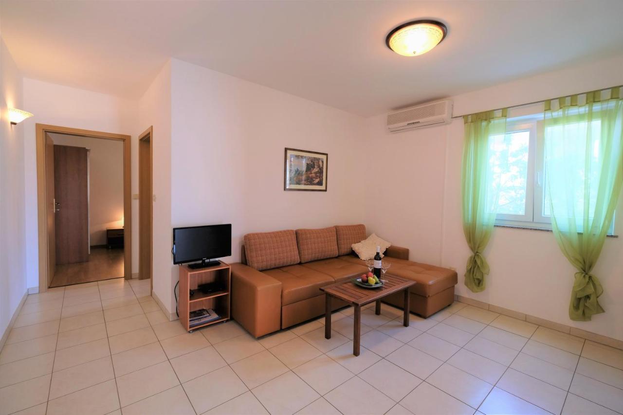 Apartments Coral, Klimno, Island Krk Buitenkant foto