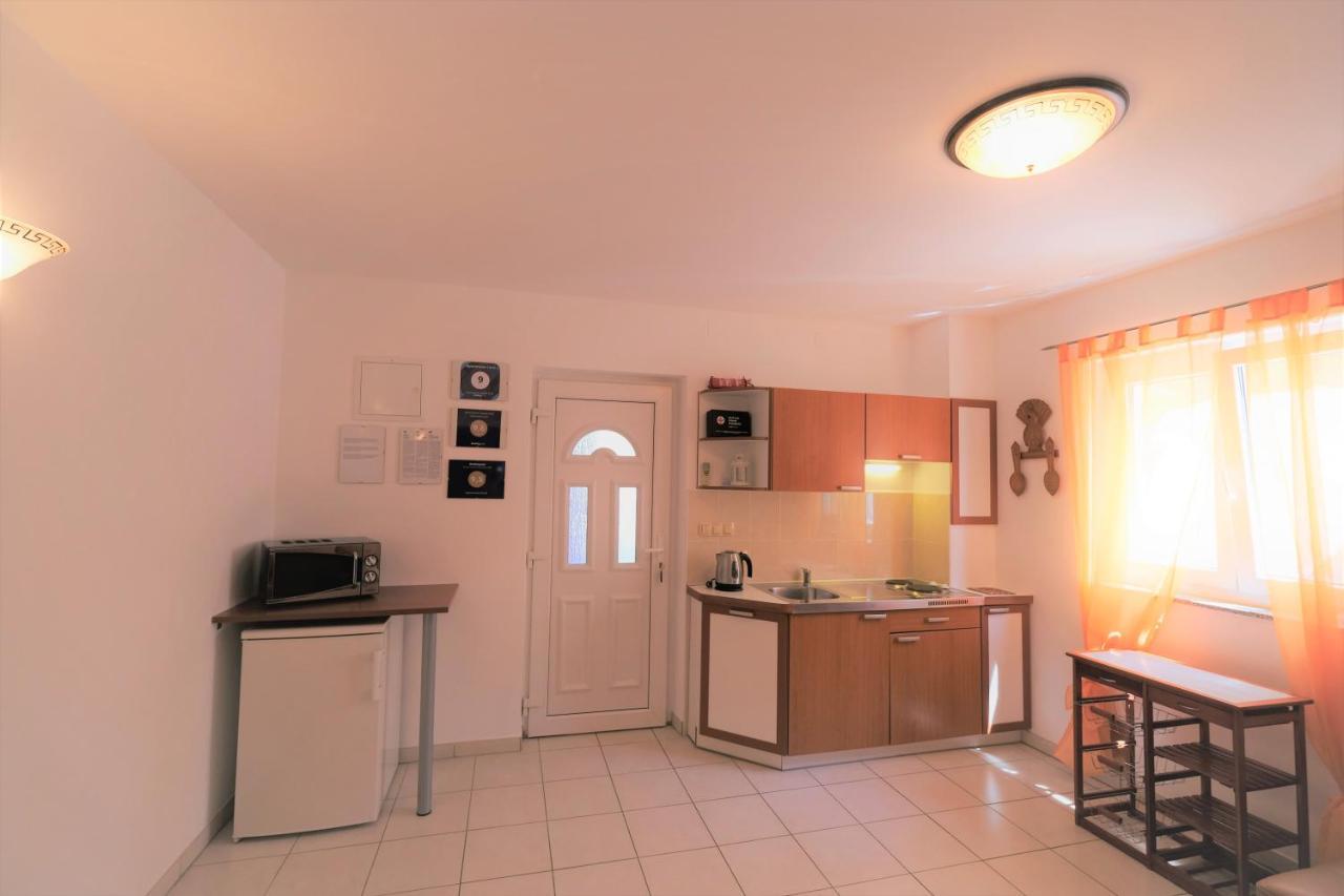 Apartments Coral, Klimno, Island Krk Buitenkant foto