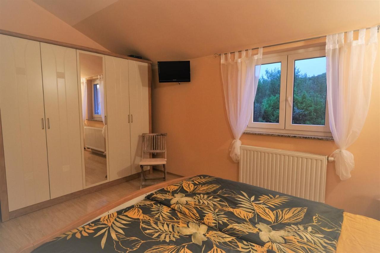 Apartments Coral, Klimno, Island Krk Buitenkant foto